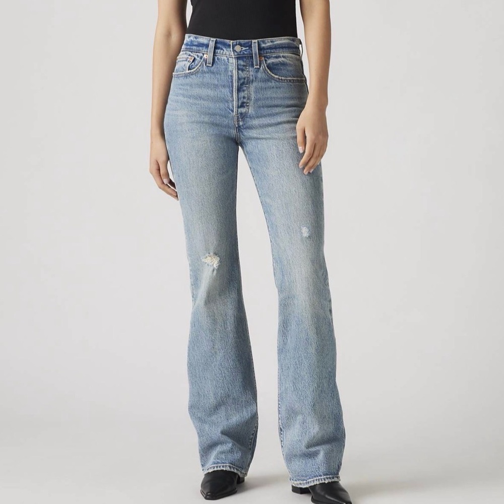 LEVI’s Wedgie Bootcut Jean -Back in Town 
Medium Wash 27x30
